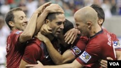 El volante estadounidense Clint Dempsey abraza a Landon Donovan tras marcar el gol de la victoria ante Panamá, celebrando la clasificación a la final.