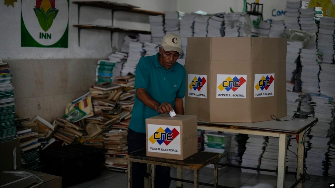 ARCHIVO - Un elector venezolano participa en los comicios presidenciales de su país en Caracas, el 28 de julio de 2024. En diciembre, el poder electoral realizará una nueva votación, esta vez de "jueces de paz".