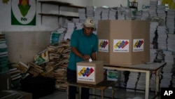 ARCHIVO - Un elector venezolano participa en los comicios presidenciales de su país en Caracas, el 28 de julio de 2024. En diciembre, el poder electoral realizará una nueva votación, esta vez de "jueces de paz".