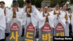 주한미군의 고고도미사일 방어체계(사드) 배치 부지로 경북 성주군 초전면 성주골프장이 확정 발표된 30일 서울 용산구 국방부 앞에서 원불교 신자들이 사드 배치 반대 기자회견을 열고 있다.