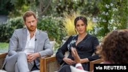 El príncipe Enrique de Gran Bretaña y su esposa Meghan Markle durante una entrevista de la presentadora estadounidense Oprah Winfrey.