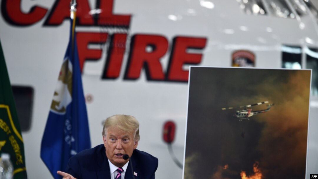 Presiden AS Donald Trump dalam pengarahan mengenai kebakaran hutan dengan pemerintah federal dan pejabat dinas gawat darurat di Bandara Sacramento McClellan, di McClellan Park, California, 14 September 2020. (Foto: AFP)
