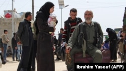 Des Syriens évacués de la ville de Harasta, dans la Ghouta orientale, arrivent dans un camp de déplacés à Maaret al-Ikhwan, dans la province syrienne d'Idlib, le 23 mars 2018.