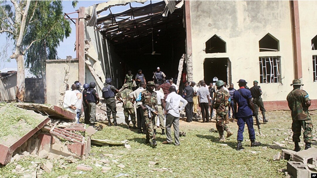 Tentara Nigeria berjaga di luar Gereja Katholik St. Rita, di Kaduna, Nigeria pasca terjadinya insiden bom bunuh diri, Mingggu pagi (28/10). 