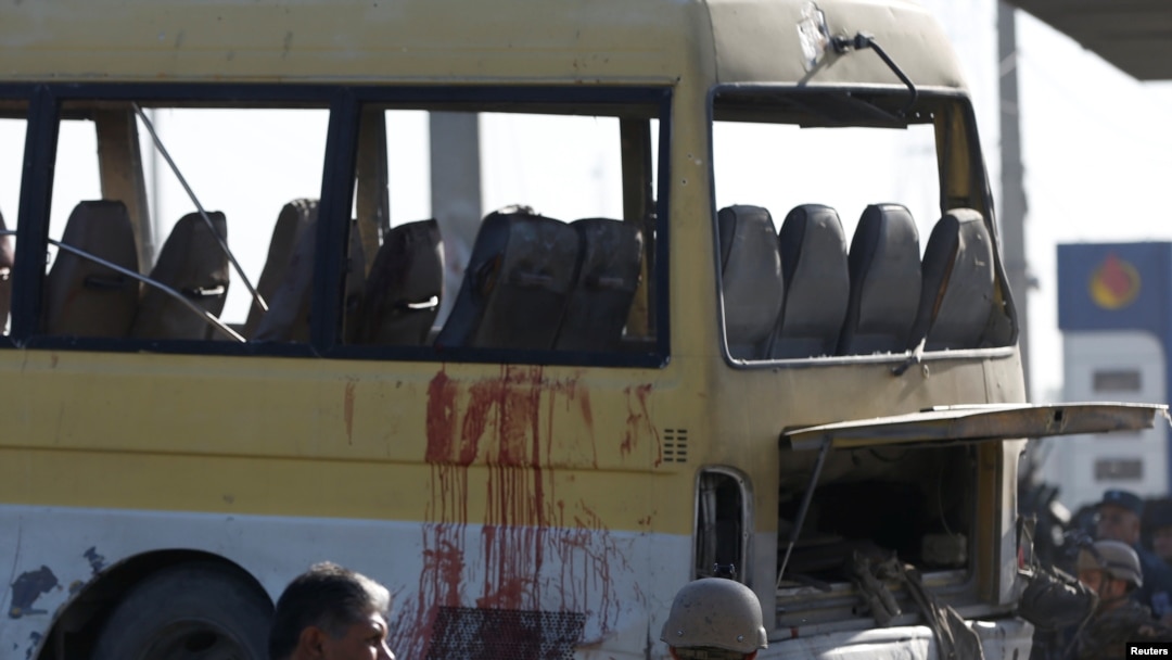 Petugas keamanan Afghanistan memeriksa bercak-bercak darah pada minibus yang terkena bom bunuh diri di Kabul, Afghanistan (20/8).