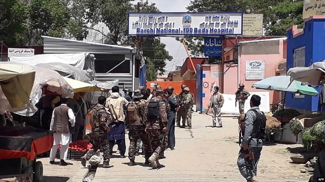 Pasukan Afghanistan mengamankan Rumah Sakit Bersalin yang menjadi sasaran serangan sedikitnya 3 pria bersenjata dan menewaskan 24 orang termasuk beberapa bayi, di ibu kota Kabul (12/5). 