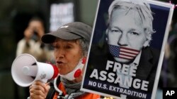 Pendukung pendiri WikiLeaks Julian Assange melakukan aksi protes di London menuntut pembebasan Assange (foto: dok). 