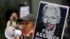 Para pendukung Julian Assange, pendiri WikiLeaks, berdemo di luar gedung pengadilan Old Bailey, di London, 7 September 2020. (Foto: AP)