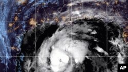 Esta imagen de satélite proporcionada por la Administración Nacional Oceánica y Atmosférica muestra la tormenta tropical Zeta, el miércoles 28 de octubre de 2020 a las 10:52 GMT (06:52 EDT).