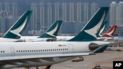 Awak darat berkendara melewati taman pesawat Cathay Pacific Airways di Bandara Internasional Hong Kong, Senin, 12 Agustus 2019. (Foto: AP / Vincent Thian)