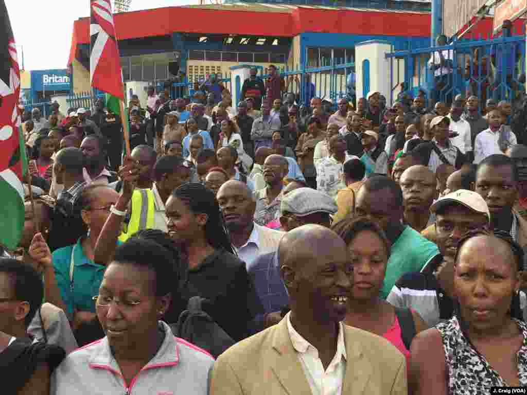 People wait for the arrival of Pope Francis at a highway junction between the airport and State House in Nairobi, Kenya, Nov. 25, 2015.