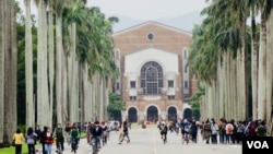 台灣大學校園(美國之音張佩芝攝，2017年11月23日)