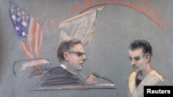 法庭素描畫顯示涉嫌洩露機密文件的美國空軍國民警衛隊成員特謝拉在波士頓的聯邦地區法院過堂，面對一名聯邦法官。(2023年4月14日)