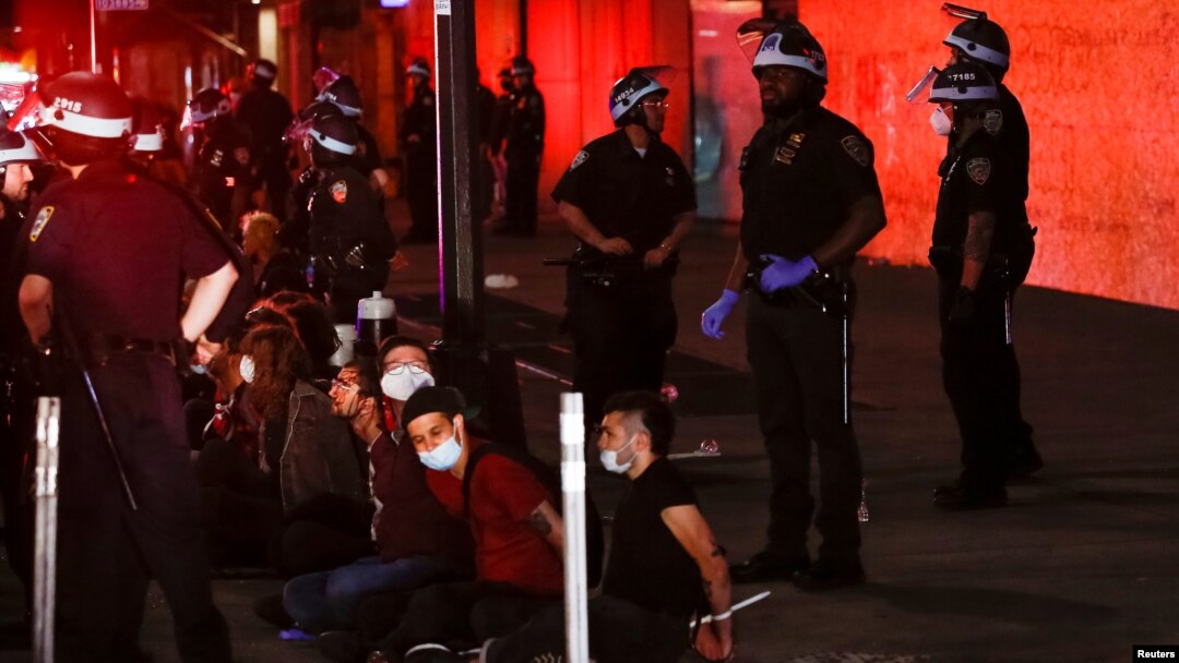 Policija privodi demonstrante u New Yorku, 2. jun 2020. (Foto: Rojters/Eduardo Munoz)