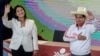 La candidata de derecha Keiko Fujimori y el candidato de izquierda Pedro Castillo saludan al final de su debate antes de la segunda vuelta de las elecciones del 6 de junio, en Arequipa, Perú, el 30 de mayo de 2021.