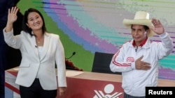 La candidata de derecha Keiko Fujimori y el candidato de izquierda Pedro Castillo saludan al final de su debate antes de la segunda vuelta de las elecciones del 6 de junio, en Arequipa, Perú, el 30 de mayo de 2021.