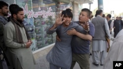 Un homme sous le choc après l'attaque sur une mosquée chiite d à Kaboul, Afghanistan, le 25 août 2017. 