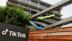 Logo TikTok terpampang di kantor perusahaan teknologi tersebut di Culver City, California, pada 15 September 2020. (Foto: Reuters/Mike Blake)