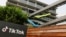 Logo TikTok terpampang di kantor perusahaan teknologi tersebut di Culver City, California, pada 15 September 2020. (Foto: Reuters/Mike Blake)