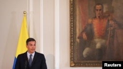 El primer ministro español, Pedro Sánchez, es recibido por el presidente colombiano, Gustavo Petro y asisten a una conferencia de prensa en Bogotá, Colombia, el 24 de agosto de 2022. 