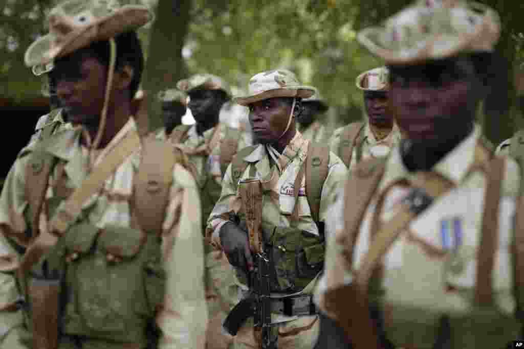 Les troupes tchadiennes participent à la cérémonie de clôture de l&#39;opération Flintlock dans une base militaire à N&#39;Djamena, au Tchad, lundi 9 mars 2015.