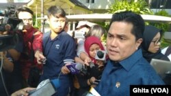 Menteri BUMN Erick Thohir ditemui usai ratas beberapa waktu lalu di kantor Presiden, Jakarta. (Foto: VOA/Ghita)