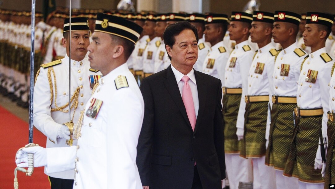 Thủ tướng Nguyễn Tấn Dũng duyệt đội danh dự trong lễ đón tiếp ở Malaysia hôm 7/8.