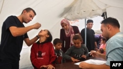 Seorang petugas medis memberikan vaksin polio kepada seorang anak di Rumah Sakit Abdel Aziz Rantissi di Kota Gaza, pada 2 November 2024. (Foto: AFP/Omar Al-Qattaa)