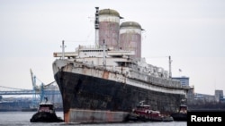 Brod "SS United States" napušta Filadelfiju, na putu prema Alabami, gdje će biti saniran, a potom će ga potopiti uz obalu Floride, gdje će postati najveći vještački koral na svijetu. (Foto: Reuters/Matthew Hatcher)