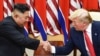 Pemimpin Korea Utara Kim Jong Un (kiri) dan Presiden AS Donald Trump berjabat tangan saat bertemu di Garis Demarkasi Militer yang memisahkan Korea Utara dengan Korea Selatan, 30 Juni 2019. (Foto: dok).