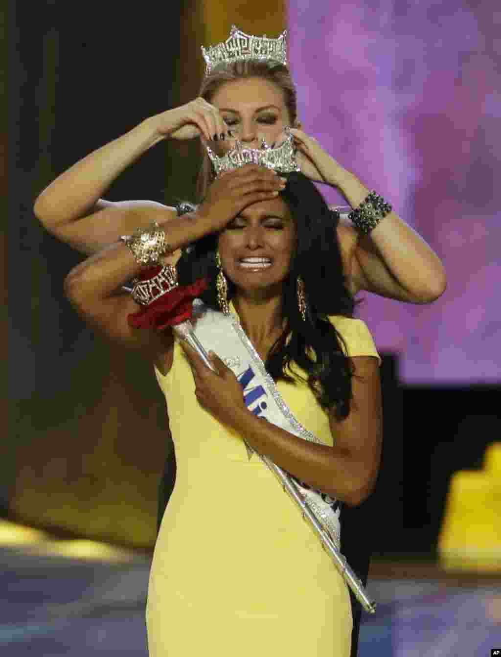 Miss New York Nina Davuluri, 24 tahun (depan), yang merupakan warga AS keturunan India, dinobatkan sebagai Miss Amerika 2014 oleh Miss Amerika 2013 Mallory Hagan di Atlantic City, New Jersey..