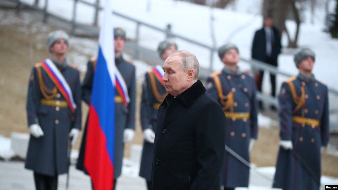 Ruski predsednik Vladimir Putin polaže venac na svečanosti obeležavanja 80. godišnjice borbe za Staljingrad (Foto: Sputnik/Kirill Braga/Kremlin via REUTERS)