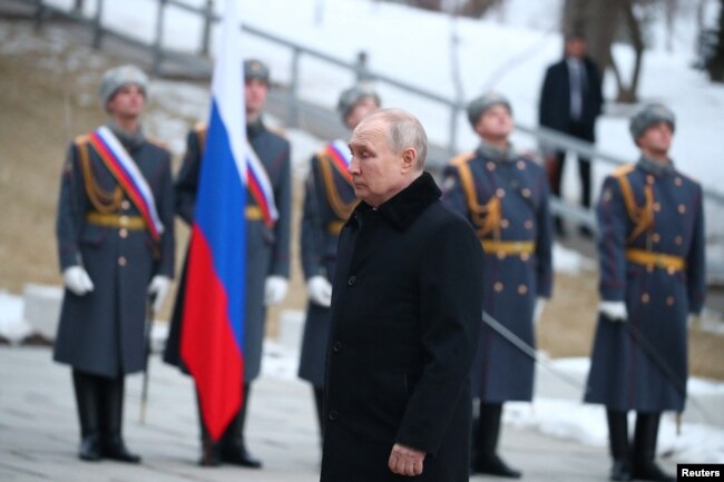 Rusya Cumhurbaşkanı Putin, Stalingrad savunmasını yöneten Sovyet mareşalin mezarına çelenk koydu.