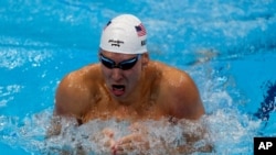 Chase Kalisz, de Estados Unidos, nada en el medley individual masculino de 400 metros en los Juegos Olímpicos de Verano de 2020, el domingo 25 de julio de 2021, en Tokio, Japón. (Foto AP / Charlie Riedel)