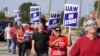 ARCHIVO: Piqueteros del sindicato de trabajadores automotores UAW en Stellantis, Michigan, el 22 de septiembre de 2023.