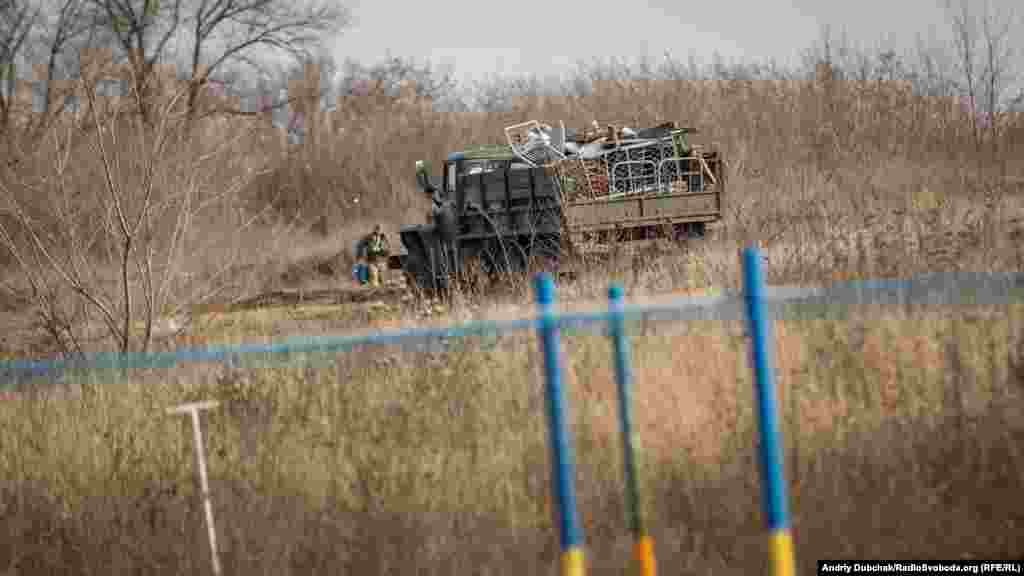 Армійські підрозділи все ще перевозять речі й облаштовуються у нових бліндажах навколо КПВВ.