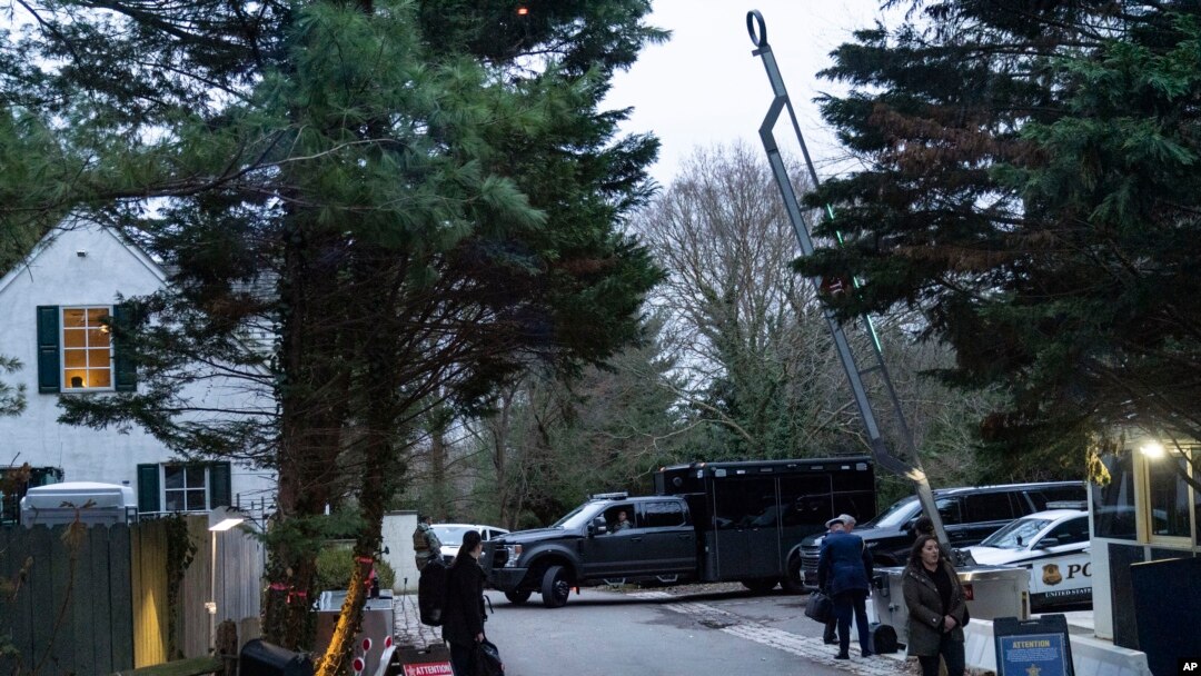 ARCHIVO - El camino de acceso a la casa del presidente Joe Biden en Wilmington, Delaware, se ve desde la camioneta de los medios el 13 de enero de 2023.