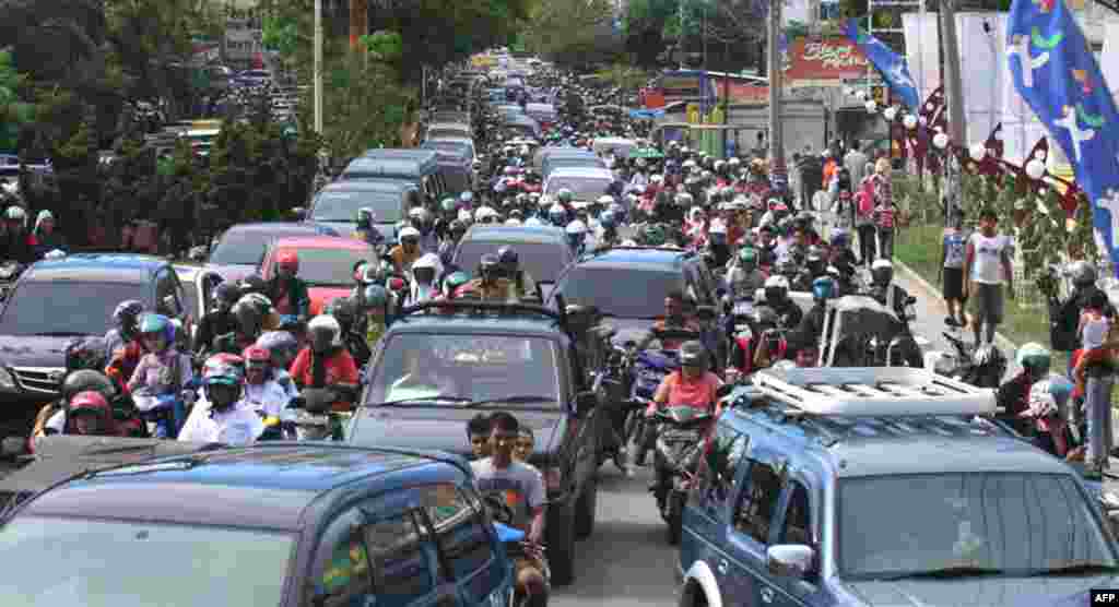 Motorbikes and cars packed the street in Banda Aceh after the earthquake struck. (Reuters)