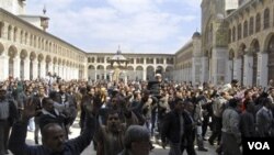 Para demonstran melakukan unjuk rasa seusai shalat Jumat di Masjid Omayyad, Damascus (25/3).