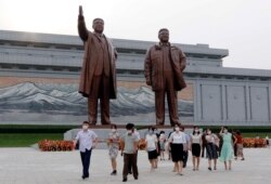 북한 평양 시민들이 지난 7일 김일성 사망 27주년을 맞아 만수대를 방문해 김일성, 김정은 동상에 헌화했다.