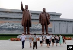 북한 평양 시민들이 지난 7일 김일성 사망 27주년을 맞아 만수대를 방문해 김일성, 김정은 동상에 헌화했다.
