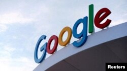 Un logo anuncia al gigante tecnológico Google. La compañía líder mundial anunció una poderosa inversión de 1.000 millones de euros para potenciar el desarrollo de la inteligencia rtificial de un campus en Finlandia.