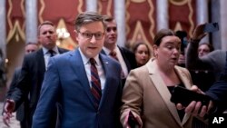 Ketua DPR AS Mike Johnson (kiri) berjalan melewat para wartawan yang berkumpul menantinya di Gedung Capitol, Washington, pada 5 Februari 2024. (Foto: AP/J. Scott Applewhite)