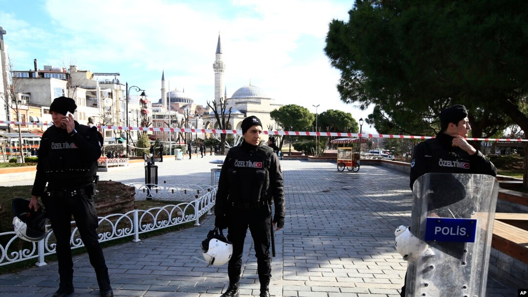 Polisi mengamankan lokasi bersejarah di distrik Sultanahmet pasca ledakan di Istanbul, Turki (12/1).