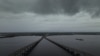 Una vista de un dron muestra nubes de tormenta sobre el río Caloosahatchee mientras el huracán Milton se acerca a Fort Myers, Florida, EEUU, el 8 de octubre de 2024. 