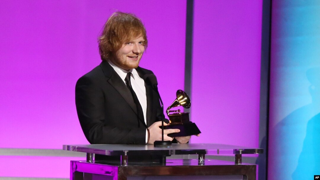 Penyanyi dan penulis lagu Ed Sheeran saat menerima penghargaan Grammy Award sebagai penampil pop solo terbaik untuk lagu "Thinking Out Loud" (15/2). 