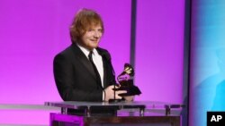 Penyanyi dan penulis lagu Ed Sheeran saat menerima penghargaan Grammy Award sebagai penampil pop solo terbaik untuk lagu "Thinking Out Loud" (15/2). 