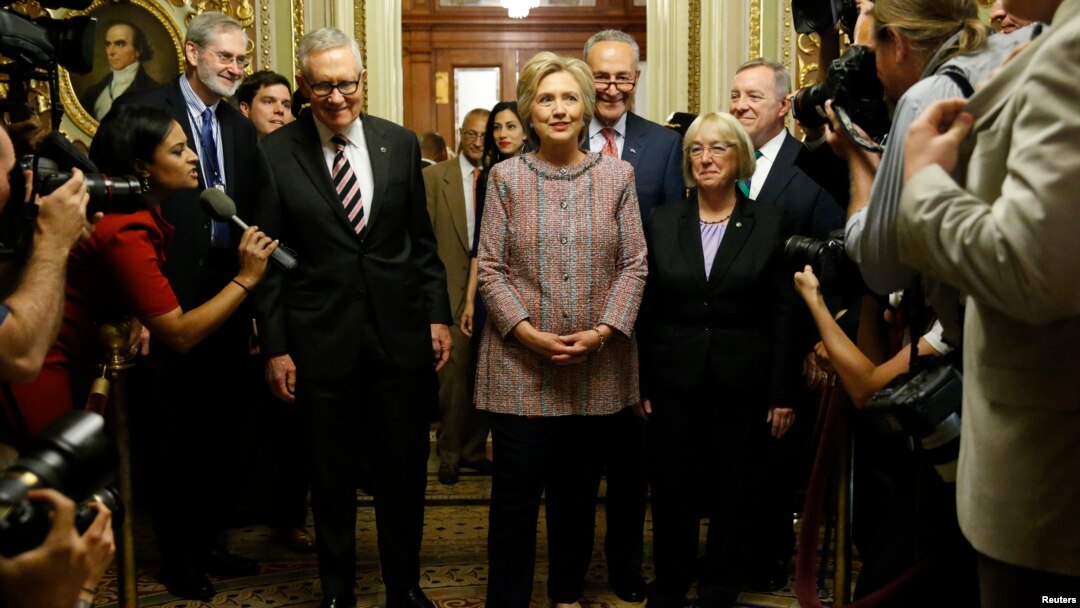 Kandidat presiden AS dari Partai Demokrat Hillary Clinton bersama pemimpin minoritas Senat Harry Reid (kiri), Senator Chuck Schumer (ketiga dari kanan), Senator Patty Murray (kedua dari kanan) dan Senator Dick Durbin (kanan) di Gedung Capitol, Washington (14/7). (Reuters/Jonathan Ernst)