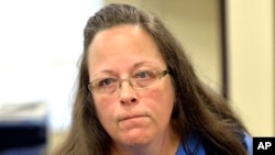 Thư ký toà án ở bang Kentucky Kim Davis nói rằng cấp hôn thú cho những cặp vợ chồng đồng giới đi ngược với niềm tin tôn giáo của bà.