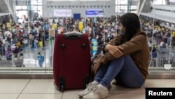 Seorang penumpang ymenunggu penerbangannya yang tertunda di Bandara Internasional Ninoy Aquino, di Pasay City, Metro Manila, Filipina, 2 Januari 2023, dalam sebuah ilustrasi. (Foto: REUTERS/Eloisa Lopez)